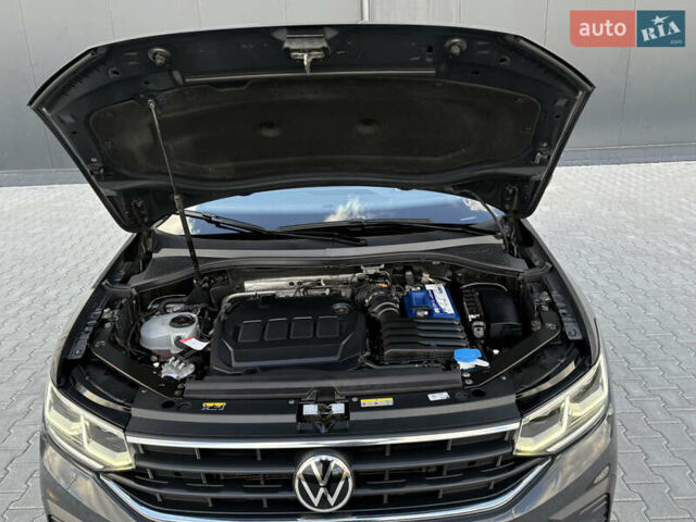 Серый Фольксваген Тигуан, объемом двигателя 2 л и пробегом 176 тыс. км за 27950 $, фото 85 на Automoto.ua