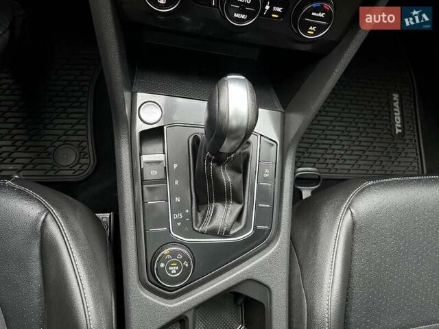 Серый Фольксваген Тигуан, объемом двигателя 2 л и пробегом 119 тыс. км за 19500 $, фото 48 на Automoto.ua