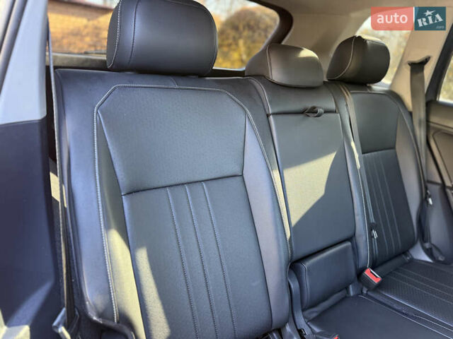 Серый Фольксваген Тигуан, объемом двигателя 2 л и пробегом 120 тыс. км за 23500 $, фото 30 на Automoto.ua