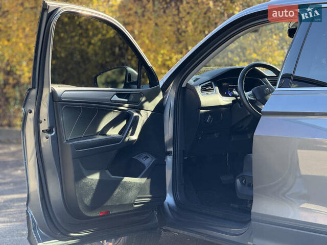 Серый Фольксваген Тигуан, объемом двигателя 2 л и пробегом 120 тыс. км за 23500 $, фото 25 на Automoto.ua