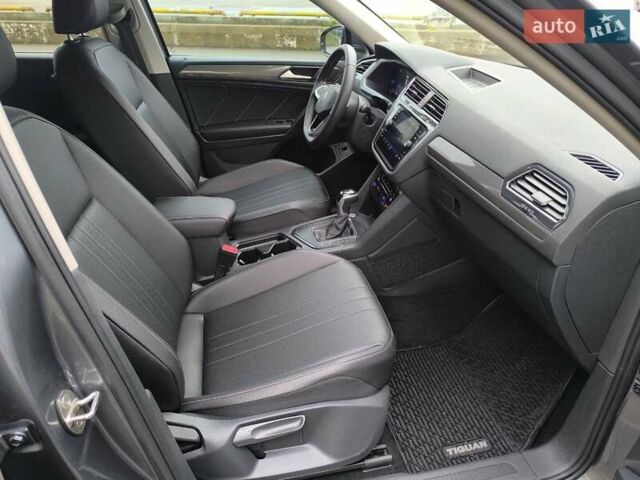 Сірий Фольксваген Тігуан, об'ємом двигуна 2 л та пробігом 63 тис. км за 23400 $, фото 24 на Automoto.ua