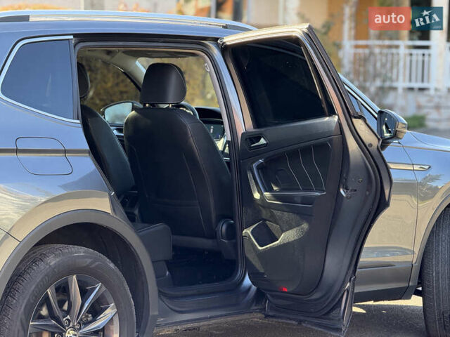 Серый Фольксваген Тигуан, объемом двигателя 2 л и пробегом 120 тыс. км за 23500 $, фото 32 на Automoto.ua