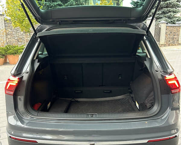 Серый Фольксваген Тигуан, объемом двигателя 2 л и пробегом 194 тыс. км за 31500 $, фото 33 на Automoto.ua