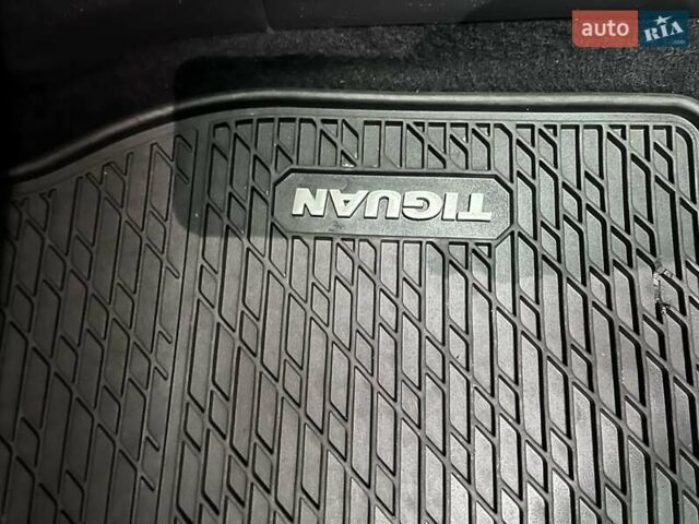 Серый Фольксваген Тигуан, объемом двигателя 2 л и пробегом 119 тыс. км за 19500 $, фото 73 на Automoto.ua