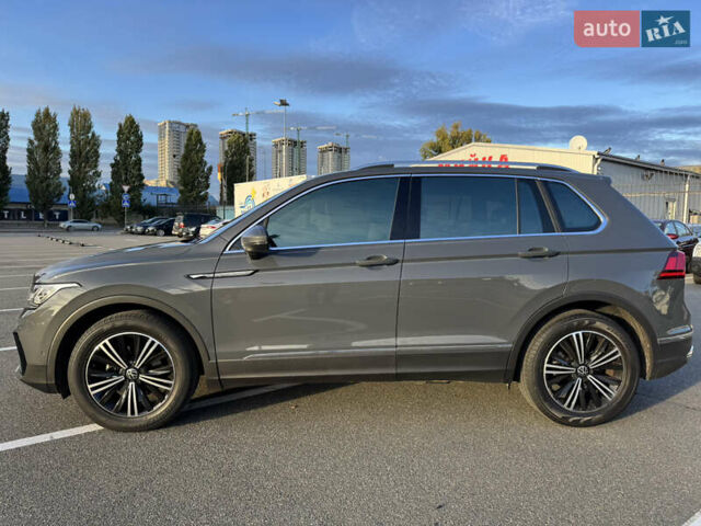 Серый Фольксваген Тигуан, объемом двигателя 1.97 л и пробегом 30 тыс. км за 35000 $, фото 3 на Automoto.ua