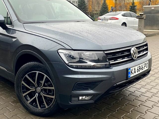 Серый Фольксваген Тигуан, объемом двигателя 2 л и пробегом 33 тыс. км за 22700 $, фото 1 на Automoto.ua