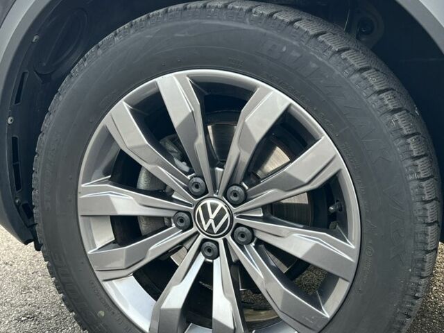 Серый Фольксваген Тигуан, объемом двигателя 1.5 л и пробегом 49 тыс. км за 23700 $, фото 17 на Automoto.ua