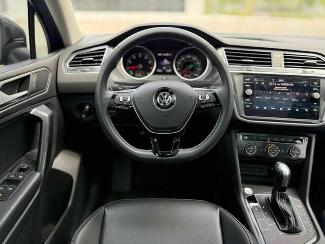 Сірий Фольксваген Тігуан, об'ємом двигуна 2 л та пробігом 13 тис. км за 10000 $, фото 11 на Automoto.ua