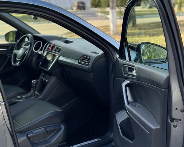 Серый Фольксваген Тигуан, объемом двигателя 1.98 л и пробегом 82 тыс. км за 21499 $, фото 19 на Automoto.ua