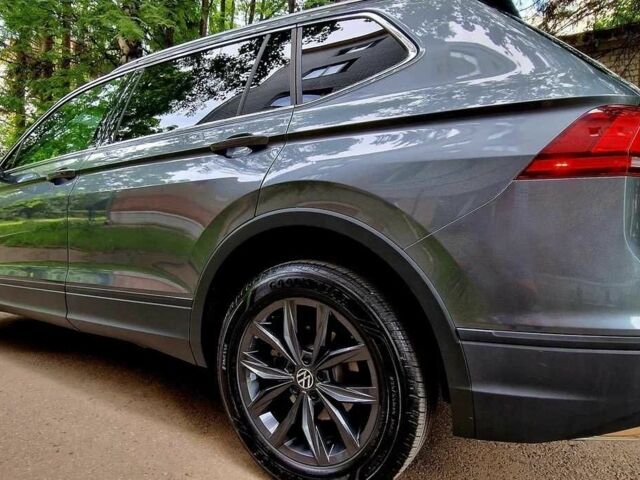 Серый Фольксваген Тигуан, объемом двигателя 2 л и пробегом 43 тыс. км за 13800 $, фото 5 на Automoto.ua