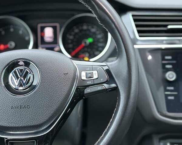 Серый Фольксваген Тигуан, объемом двигателя 2 л и пробегом 67 тыс. км за 25999 $, фото 25 на Automoto.ua