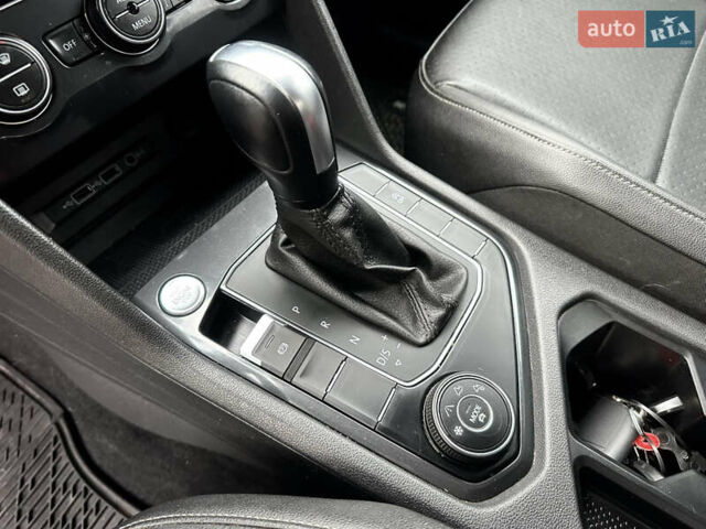 Серый Фольксваген Тигуан, объемом двигателя 2 л и пробегом 124 тыс. км за 16999 $, фото 13 на Automoto.ua