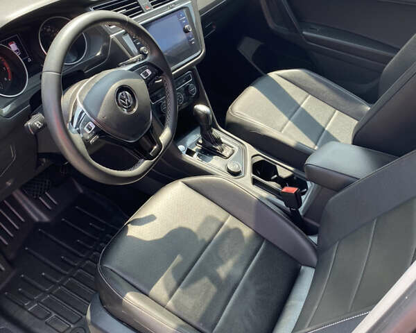 Серый Фольксваген Тигуан, объемом двигателя 1.98 л и пробегом 112 тыс. км за 20500 $, фото 4 на Automoto.ua