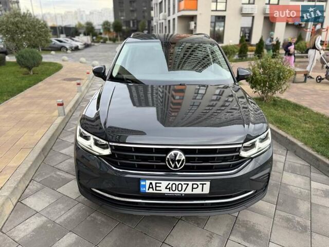 Серый Фольксваген Тигуан, объемом двигателя 1.97 л и пробегом 51 тыс. км за 34500 $, фото 2 на Automoto.ua