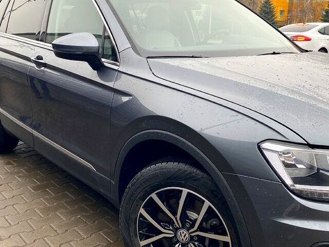 Серый Фольксваген Тигуан, объемом двигателя 2 л и пробегом 33 тыс. км за 22700 $, фото 2 на Automoto.ua