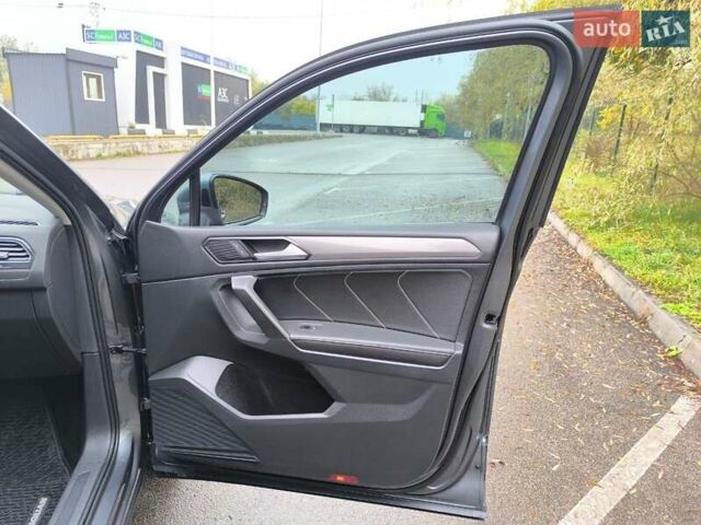 Сірий Фольксваген Тігуан, об'ємом двигуна 2 л та пробігом 63 тис. км за 23400 $, фото 25 на Automoto.ua