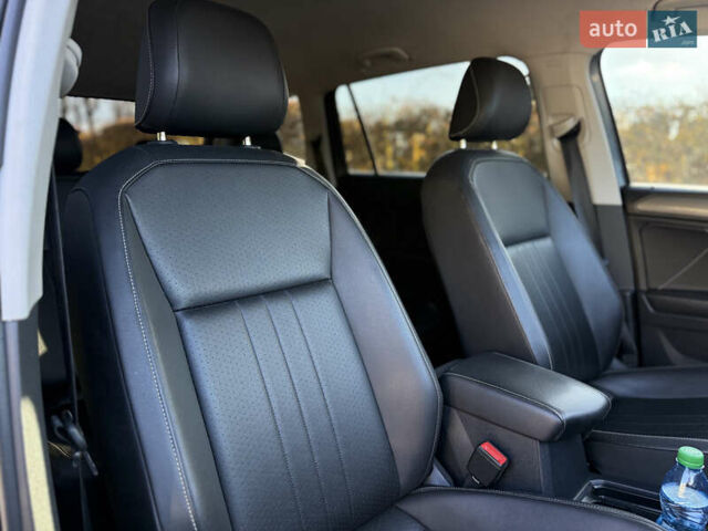 Серый Фольксваген Тигуан, объемом двигателя 2 л и пробегом 120 тыс. км за 23500 $, фото 34 на Automoto.ua