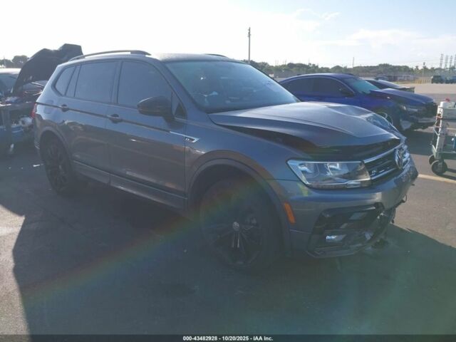 Серый Фольксваген Тигуан, объемом двигателя 2 л и пробегом 120 тыс. км за 14000 $, фото 4 на Automoto.ua