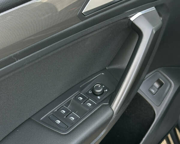 Серый Фольксваген Тигуан, объемом двигателя 1.97 л и пробегом 199 тыс. км за 32500 $, фото 43 на Automoto.ua