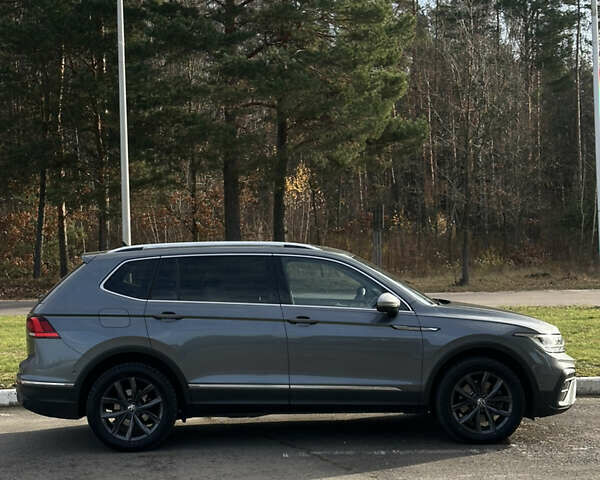 Серый Фольксваген Тигуан, объемом двигателя 1.97 л и пробегом 199 тыс. км за 32500 $, фото 3 на Automoto.ua