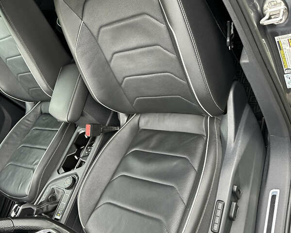 Сірий Фольксваген Тігуан, об'ємом двигуна 2 л та пробігом 21 тис. км за 29999 $, фото 38 на Automoto.ua