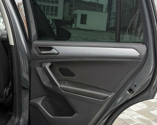 Серый Фольксваген Тигуан, объемом двигателя 1.97 л и пробегом 158 тыс. км за 28999 $, фото 51 на Automoto.ua