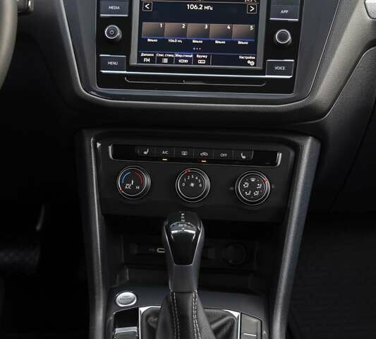 Сірий Фольксваген Тігуан, об'ємом двигуна 2 л та пробігом 2 тис. км за 24200 $, фото 34 на Automoto.ua