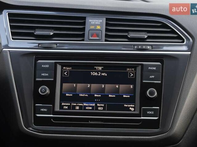 Сірий Фольксваген Тігуан, об'ємом двигуна 2 л та пробігом 2 тис. км за 24200 $, фото 31 на Automoto.ua