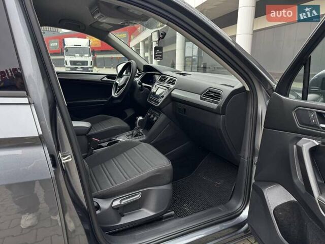 Серый Фольксваген Тигуан, объемом двигателя 2 л и пробегом 50 тыс. км за 22900 $, фото 13 на Automoto.ua