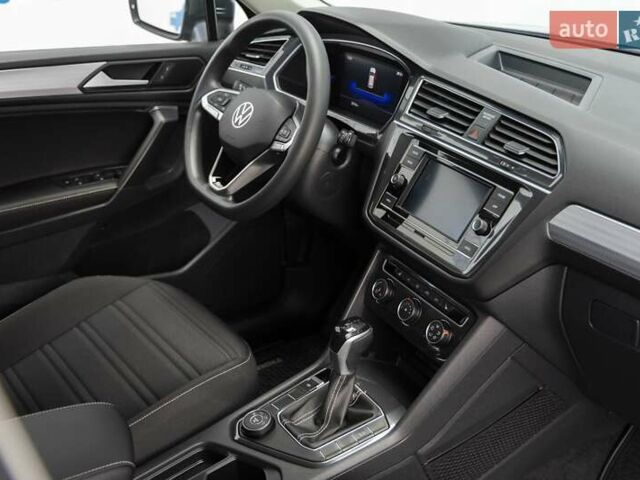 Сірий Фольксваген Тігуан, об'ємом двигуна 2 л та пробігом 2 тис. км за 24200 $, фото 40 на Automoto.ua