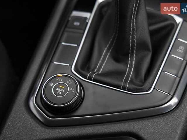 Сірий Фольксваген Тігуан, об'ємом двигуна 2 л та пробігом 2 тис. км за 24200 $, фото 35 на Automoto.ua