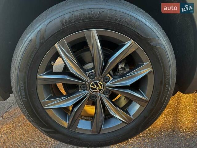 Фольксваген Тигуан 2022 в Киеве на Automoto.ua Серый Фольксваген Тигуан, объемом двигателя 1.98 л и пробегом 51 тыс. км за 34000 $, фото 18 на Automoto.ua