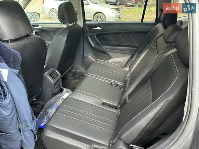 Серый Фольксваген Тигуан, объемом двигателя 1.98 л и пробегом 38 тыс. км за 25000 $, фото 5 на Automoto.ua