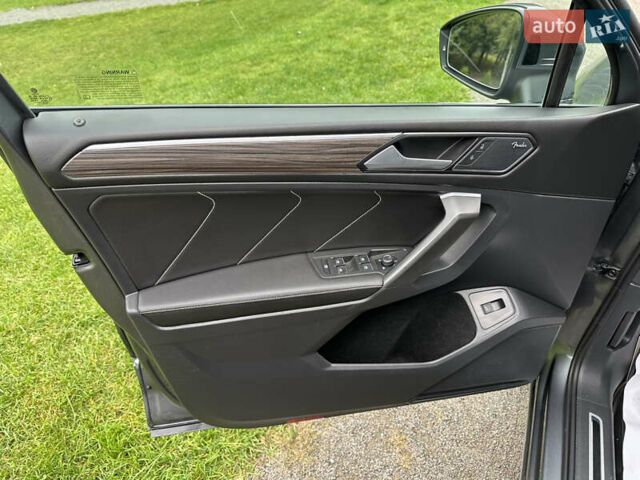 Сірий Фольксваген Тігуан, об'ємом двигуна 2 л та пробігом 21 тис. км за 29999 $, фото 35 на Automoto.ua