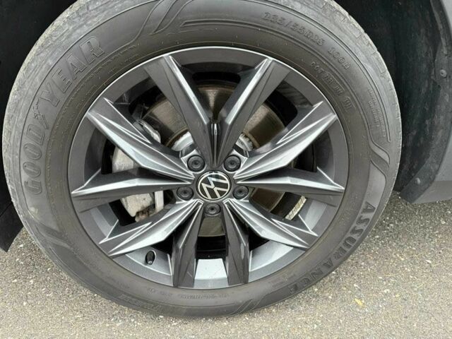 Сірий Фольксваген Тігуан, об'ємом двигуна 2 л та пробігом 19 тис. км за 9100 $, фото 14 на Automoto.ua