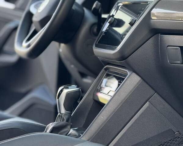 Сірий Фольксваген Тігуан, об'ємом двигуна 2 л та пробігом 88 тис. км за 21700 $, фото 3 на Automoto.ua