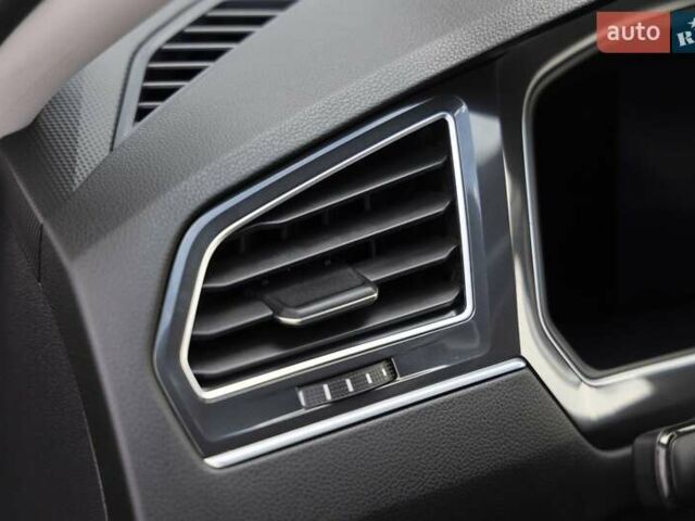 Сірий Фольксваген Тігуан, об'ємом двигуна 2 л та пробігом 2 тис. км за 24200 $, фото 22 на Automoto.ua