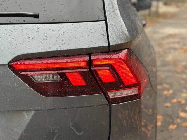 Серый Фольксваген Тигуан, объемом двигателя 2 л и пробегом 95 тыс. км за 22999 $, фото 23 на Automoto.ua