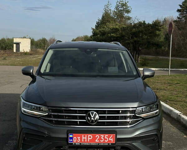 Серый Фольксваген Тигуан, объемом двигателя 1.97 л и пробегом 199 тыс. км за 32500 $, фото 2 на Automoto.ua