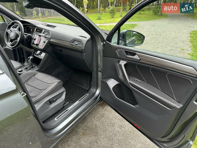 Сірий Фольксваген Тігуан, об'ємом двигуна 2 л та пробігом 21 тис. км за 29999 $, фото 60 на Automoto.ua