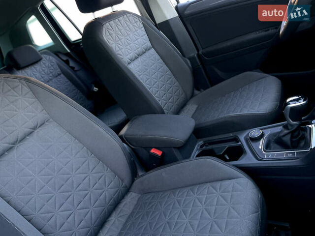 Серый Фольксваген Тигуан, объемом двигателя 1.97 л и пробегом 22 тыс. км за 21000 $, фото 10 на Automoto.ua