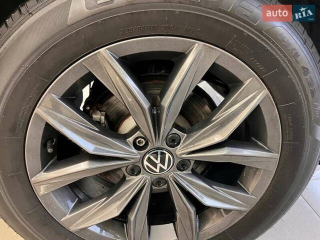 Сірий Фольксваген Тігуан, об'ємом двигуна 2 л та пробігом 18 тис. км за 26800 $, фото 25 на Automoto.ua