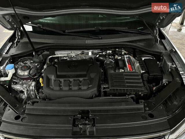 Серый Фольксваген Тигуан, объемом двигателя 2 л и пробегом 14 тыс. км за 23900 $, фото 24 на Automoto.ua