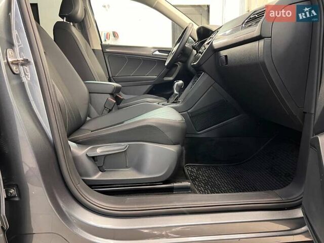 Сірий Фольксваген Тігуан, об'ємом двигуна 2 л та пробігом 18 тис. км за 26800 $, фото 37 на Automoto.ua