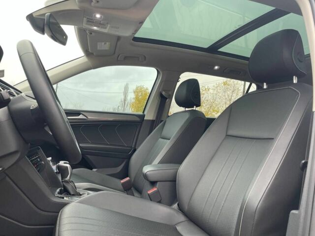 Сірий Фольксваген Тігуан, об'ємом двигуна 2 л та пробігом 27 тис. км за 25600 $, фото 18 на Automoto.ua