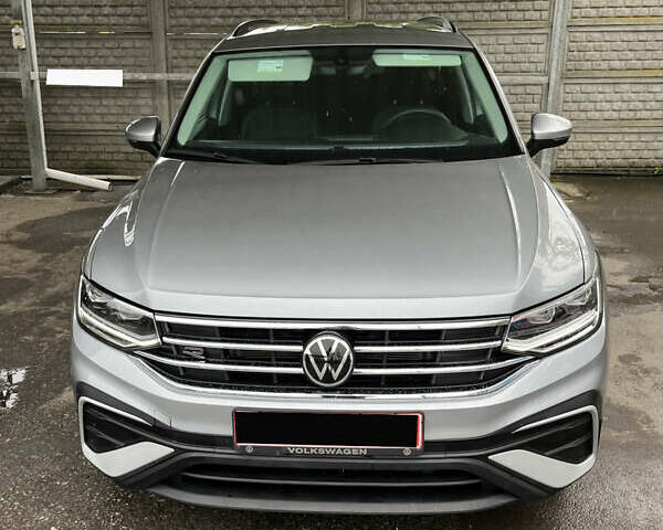 Серый Фольксваген Тигуан, объемом двигателя 2 л и пробегом 14 тыс. км за 23900 $, фото 4 на Automoto.ua