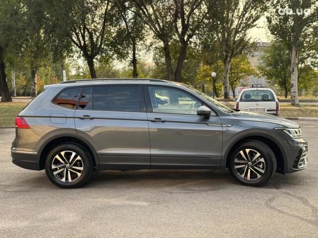 Серый Фольксваген Тигуан, объемом двигателя 2 л и пробегом 12 тыс. км за 24940 $, фото 5 на Automoto.ua