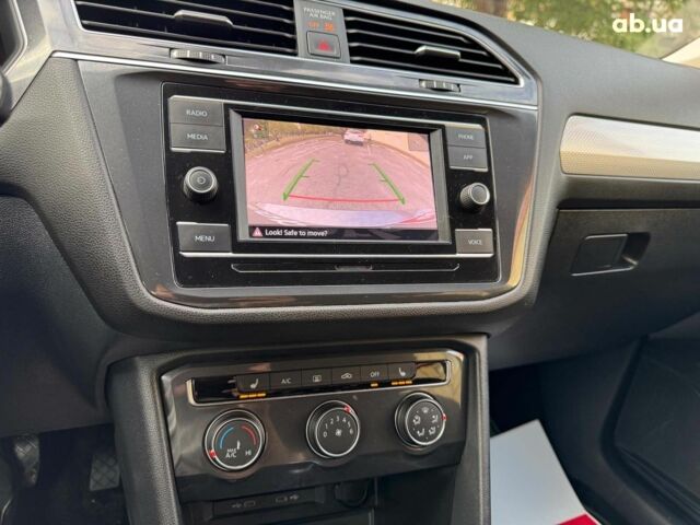 Серый Фольксваген Тигуан, объемом двигателя 2 л и пробегом 12 тыс. км за 24940 $, фото 26 на Automoto.ua