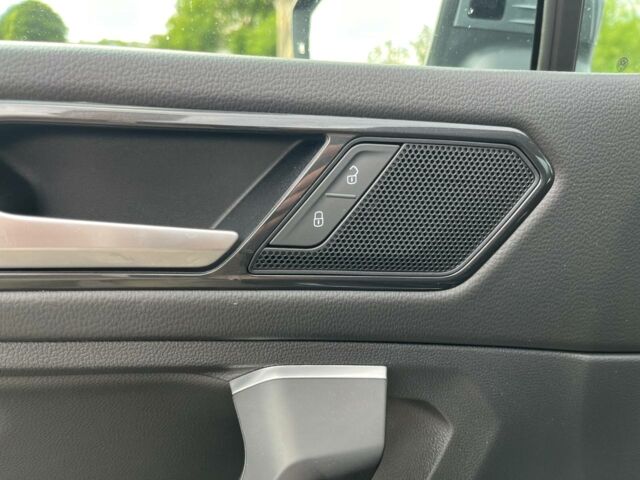 Сірий Фольксваген Тігуан, об'ємом двигуна 2 л та пробігом 7 тис. км за 27300 $, фото 31 на Automoto.ua