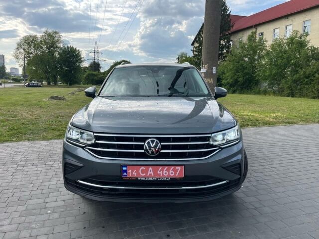 Сірий Фольксваген Тігуан, об'ємом двигуна 2 л та пробігом 7 тис. км за 27300 $, фото 1 на Automoto.ua